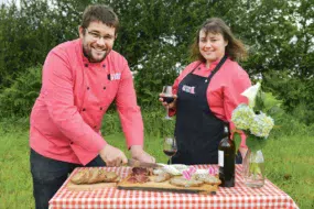 Du « Pâté Coat » étalé sur une tartine ou une tranche de « Cisson sec » accompagnés d’un bon verre de vin. Alexandre et Élodie proposent leurs produits fabriqués et vendus à la ferme. En deux ans leur « Groin de folie » s’est fait un nom dans le Nord-Finistère. Si vous passez par Ploudaniel, aux heures d’ouverture du magasin, n’hésitez pas à faire le détour. L’accueil est à la hauteur des produits : excellent !