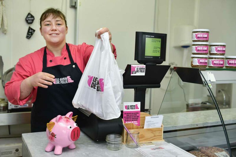 Alexandre et Élodie se sont réparti les rôles, lui s’occupe de l’élevage, elle fabrique au laboratoire et assure la vente au magasin. « Ce projet nous passionne, on maîtrise mieux nos coûts et on subit moins les aléas du marché ».