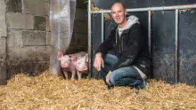 Gilles Le Marchand travaille en porc bio filière longue depuis 2011. Cette année, il a lancé une activité de vente directe de colis via internet (lafermedes3alouettes.bzh).