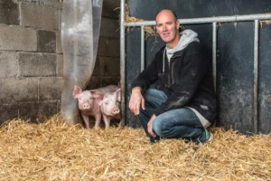 Gilles Le Marchand travaille en porc bio filière longue depuis 2011. Cette année, il a lancé une activité de vente directe de colis via internet (lafermedes3alouettes.bzh).