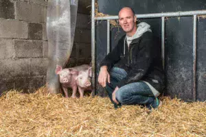 Gilles Le Marchand travaille en porc bio filière longue depuis 2011. Cette année, il a lancé une activité de vente directe de colis via internet (lafermedes3alouettes.bzh).