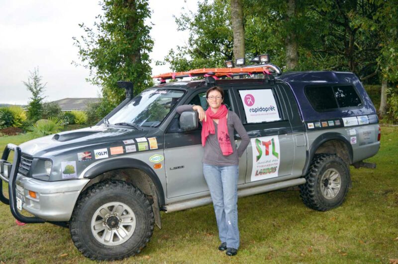 Sandrine Tanguy devant le 4 x 4 qui a été remis en état.