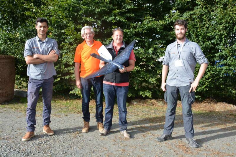 De gauche à droite : Ali Merdji (Pilgrim Technology),  Robert Jonker (un des concepteurs), Ramon Bent  (pilote néerlandais du drone), et Loïc Haute (Pilgrim Technology).