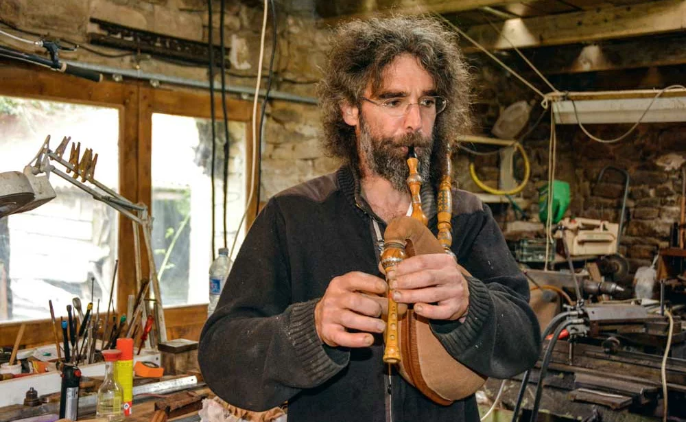 Rudy Le Doyen fabrique entièrement ses instruments. La cléterie est personnalisable à l’infini. - Illustration Un facteur d’instruments dans le vent