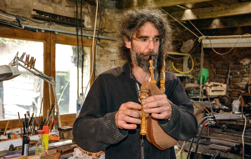 Rudy Le Doyen fabrique entièrement ses instruments. La cléterie est personnalisable à l’infini. - Illustration Un facteur d’instruments dans le vent