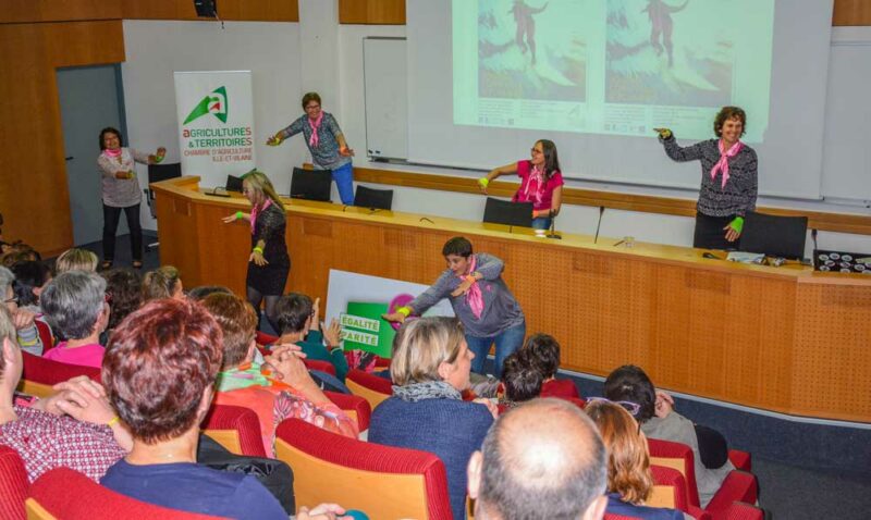 La matinée s’est conclue sympathiquement avec une danse des femmes du groupe « Égalité – Parité – Agriculture au féminin ».