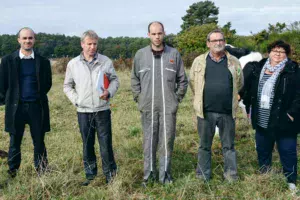 De gauche à droite : Christian Barbier, Laurent Kerlir, Alain Guihard et Geneviève Lamour, de la Chambre d'agriculture chez Marc Le Blanc (au centre), de Monteneuf. Il a réalisé un Dynavenir en 2013 qui lui a permis de réorganiser le travail sur l'exploitation, en adhérent à une Cuma intégrale et d'abandonner un projet d'étable à génisses. Des choix jugés gagnants.