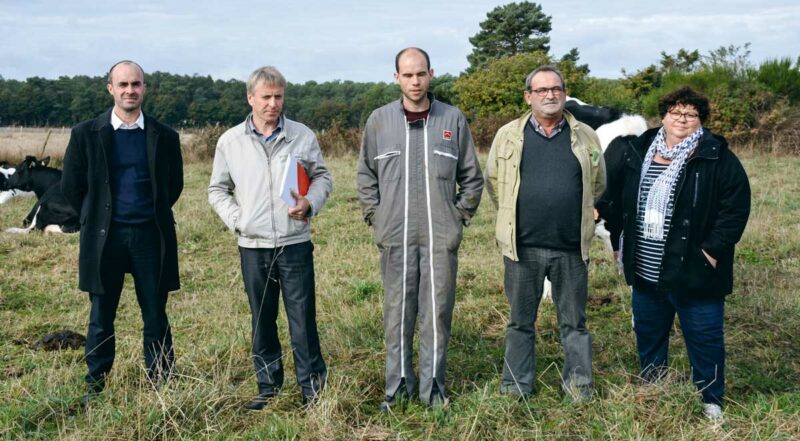 De gauche à droite : Christian Barbier, Laurent Kerlir, Alain Guihard et Geneviève Lamour, de la Chambre d'agriculture chez Marc Le Blanc (au centre), de Monteneuf. Il a réalisé un Dynavenir en 2013 qui lui a permis de réorganiser le travail sur l'exploitation, en adhérent à une Cuma intégrale et d'abandonner un projet d'étable à génisses. Des choix jugés gagnants.