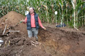Daniel Hanocq, conseiller agronome à la Chambre d’agriculture, a commenté le profil de la parcelle d’essai. « Les racines vont chercher à boire en profondeur. Ici, le sol le permet ».