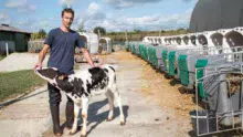 Aurélien Guyot, inséminateur, présente une fille du taureau Cypripède, très améliorateur en robustesse du pied, née chez Louis Leroy, à Bédée (35).