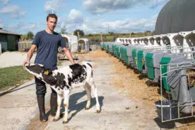 Aurélien Guyot, inséminateur, présente une fille du taureau Cypripède, très améliorateur en robustesse du pied, née chez Louis Leroy, à Bédée (35).