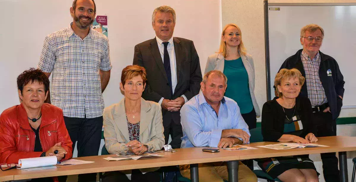 De gauche à droite : Nicole Le Peih, Gaëtan Le Seyec, Catherine Rolling, directrice adjointe du lycée du Gros Chêne, Thierry Grimaud, du Crédit agricole, Yannick Rolland, président, Océane Dewavrin de la Chambre d'agriculture, Christine Le Strat, maire de Pontivy et Jean-François Guillaume présentaient le programme la semaine dernière dans les locaux du Gros Chêne. - Illustration Plus de 25000 visiteurs attendus à Ohhh la vache