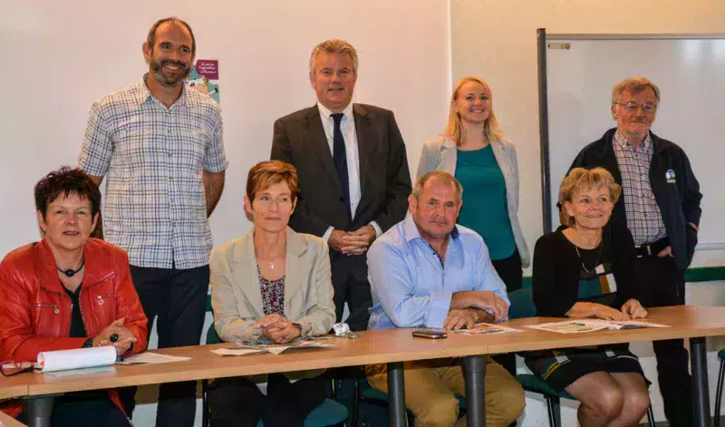 De gauche à droite : Nicole Le Peih, Gaëtan Le Seyec, Catherine Rolling, directrice adjointe du lycée du Gros Chêne, Thierry Grimaud, du Crédit agricole, Yannick Rolland, président, Océane Dewavrin de la Chambre d'agriculture, Christine Le Strat, maire de Pontivy et Jean-François Guillaume présentaient le programme la semaine dernière dans les locaux du Gros Chêne.