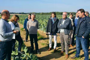 Des responsables de restaurants de collectivités ou d'entreprises agro-alimentaires en discussion avec des producteurs chez Jean-René Menier, à Mauron (56), sur le thème du développement des circuits courts, accessibles à tous les budgets.