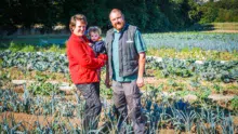 Dominique Dubreuil, ici avec Céline Nafteux et leur fille Tiphaine, produit des légumes et élève 200 pondeuses et 25 brebis sur sa ferme de 12 hectares. Il ouvre les portes de sa ferme le 12 octobre prochain.
