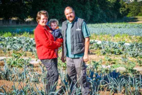 Dominique Dubreuil, ici avec Céline Nafteux et leur fille Tiphaine, produit des légumes et élève 200 pondeuses et 25 brebis sur sa ferme de 12 hectares. Il ouvre les portes de sa ferme le 12 octobre prochain.