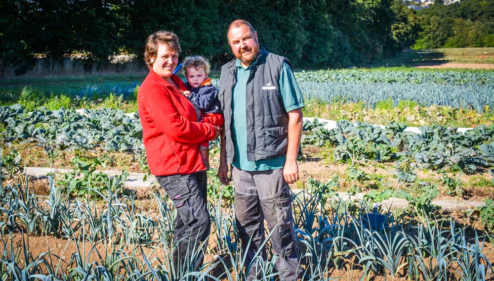 Dominique Dubreuil, ici avec Céline Nafteux et leur fille Tiphaine, produit des légumes et élève 200 pondeuses et 25 brebis sur sa ferme de 12 hectares. Il ouvre les portes de sa ferme le 12 octobre prochain. - Illustration Il vend ses produits sur un site internet collectif