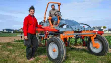 Aurore Guezenoc, stagiaire et Loïc Lyvinec maraîcher.