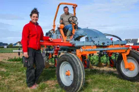 Aurore Guezenoc, stagiaire et Loïc Lyvinec maraîcher.