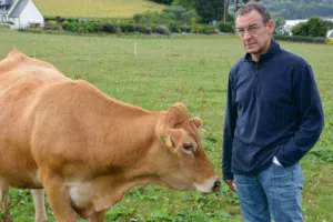 Serge Troadec apprécie les animaux calmes de son élevage.