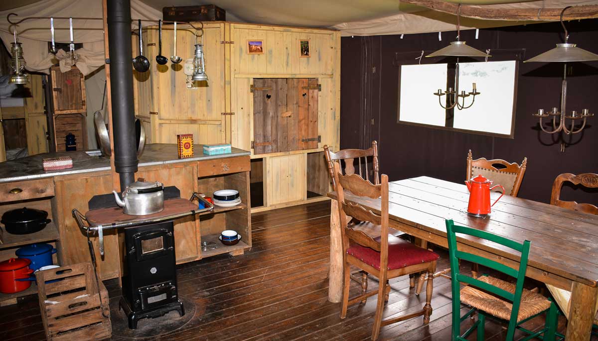chambre-tente-agro-tourisme - Illustration Le bonheur est dans un lit, au pré