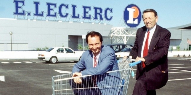 Edouard Leclerc et son fils, Michel-Edouard, en 1993, à l'occasion de l'inauguration d'un nouveau magasin à Blagnac, dans la périphérie de Bordeaux. (Bordas/SIPA) - Illustration M.E. Leclerc dresse la liste des forces des coopératives