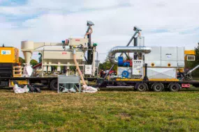 L’attelage se compose d’un camion portant un groupe électrogène et un nettoyeur – trieur pneumatique et d’une remorque équipée du toaster pour un rendement de 4 t de graines grillées par heure.