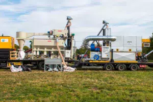 L’attelage se compose d’un camion portant un groupe électrogène et un nettoyeur – trieur pneumatique et d’une remorque équipée du toaster pour un rendement de 4 t de graines grillées par heure.