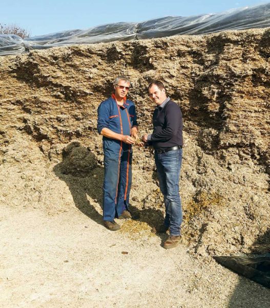 Malgré le déficit hydrique important sur Juillet-Août, Pascal Le Lan , de Ploeren dans le Morbihan (à gauche sur la photo en compagnie de Pierre Le Stang, son technicien Triskalia) a été soulagé par la qualité du maïs révélée par  les analyses.