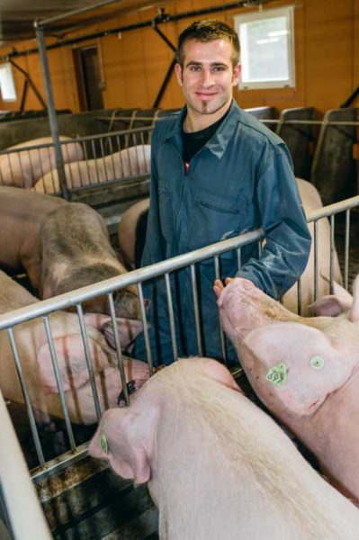 Sylvain Pradeaux produit des cochettes Youna pour les éleveurs de l’Ouest.