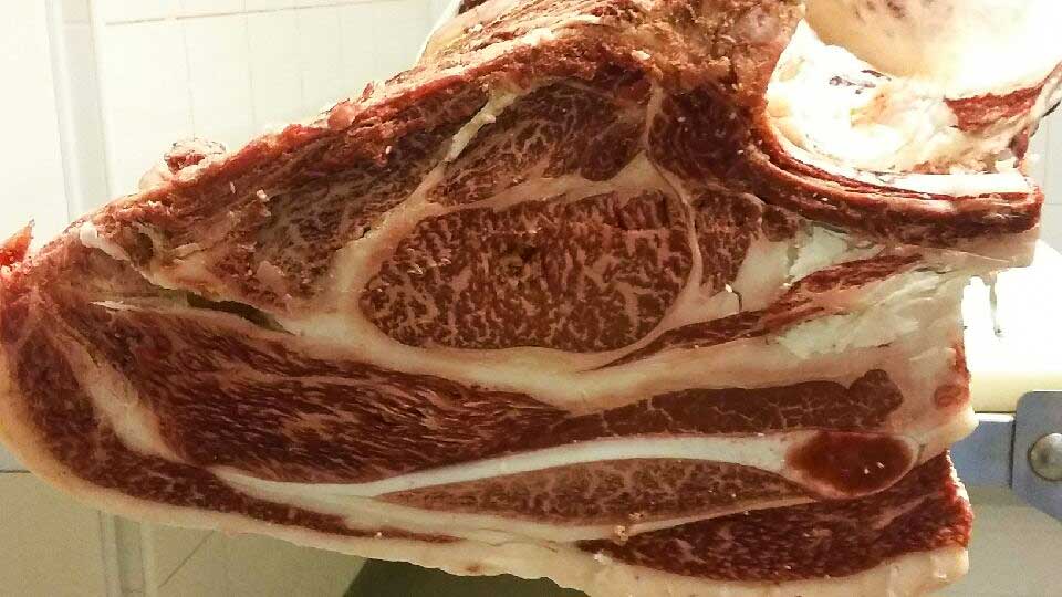 Côte de bœuf Wagyu (Miyabi) persillée. - Illustration La consommation de viande, dans l’actualité, même le jour de Noël