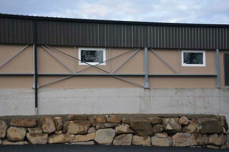 Le bâtiment se veut bien intégré dans le paysage. 