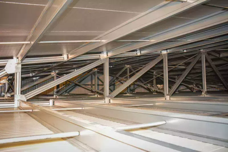 La charpente, en alliage de zinc, d'aluminium et d'acier, et les combles vides limitent les risques d'incendie. L'éleveur économise plus de 20 % de frais d'assurance. Il n'y a ni laines, ni fibres, et donc pas de microparticules dans le bâtiment, un avantage pour les éleveurs au niveau pulmonaire.