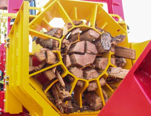 Équipée d’un grappin de 6,3 m de haut et d’une grille spécifique, la nouvelle fendeuse horizontale Rabaud F80 de la Cuma permet d’obtenir 28 éclats à partir de pièces de bois de 80 cm de diamètre.