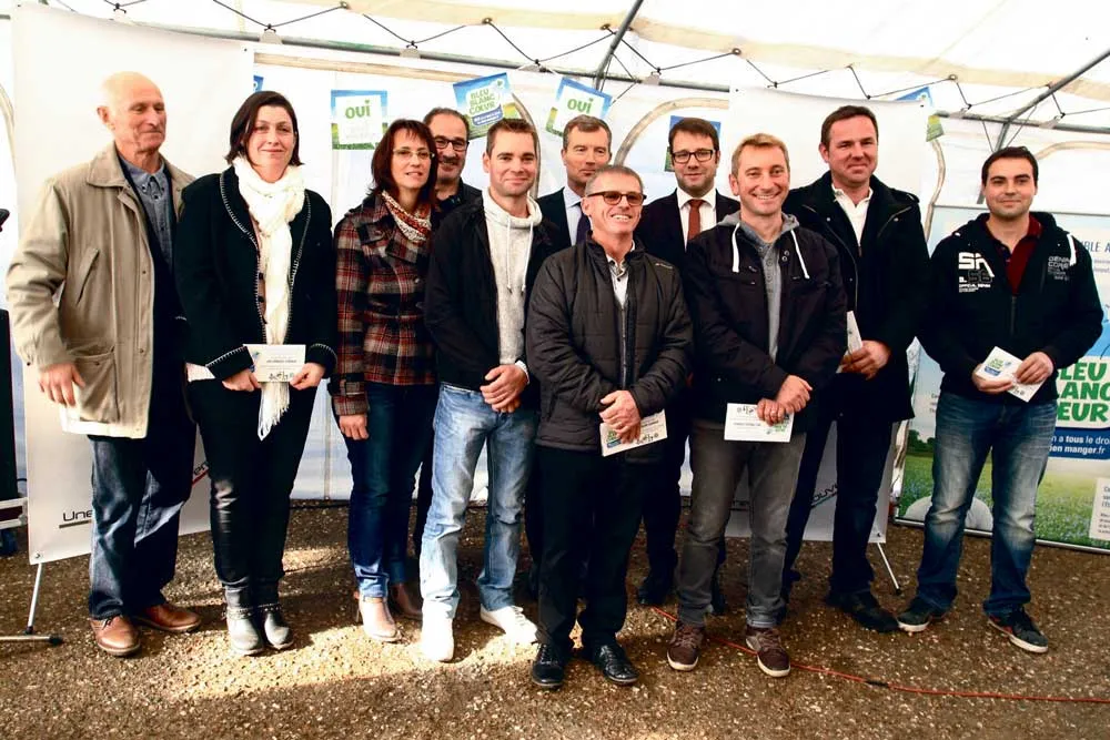 Le 5 novembre à Liffré, les cinq éleveurs ont reçu leur contribution, en présence de Loïc Chesnais-Girard, maire de Liffré, et de Christophe Mirmand, préfet de Bretagne. - Illustration CO2 et climat : Liffré récompense ses éleveurs laitiers