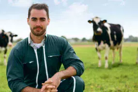 homme-agriculteur-holstein