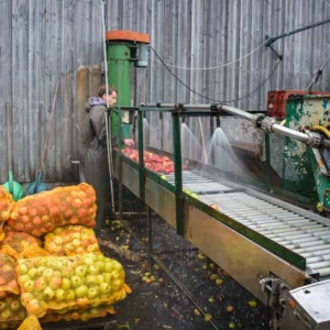 Sur la ferme, les gens peuvent venir faire presser leurs pommes pour obtenir leur propre jus.