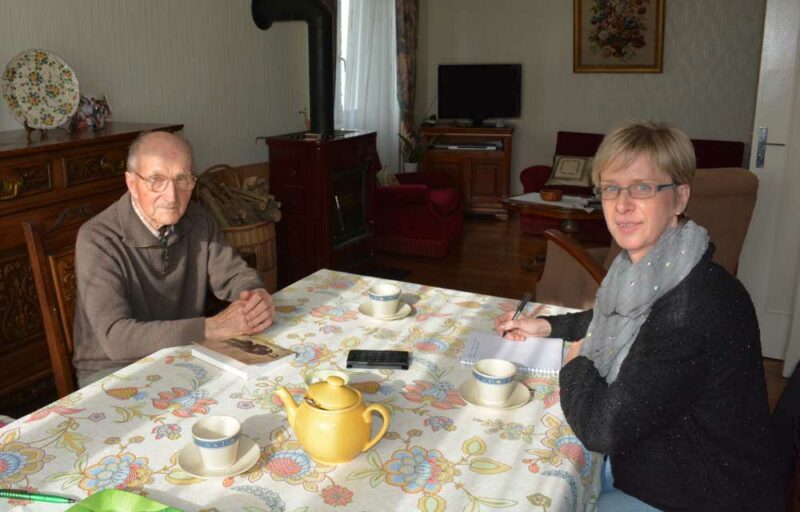 Jean, ancien agriculteur, échange avec Corinne Le Loc’h autour des nouvelles anecdotes à insérer dans le livre de sa vie.