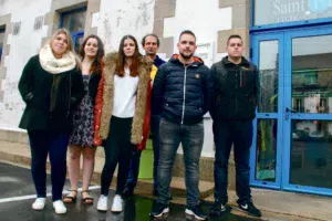 Marion, Emilie, Julie, Quentin et Vincent (accompagnés de René Briand, enseignant) affichent le même enthousiasme après leur séjour à l’étranger.