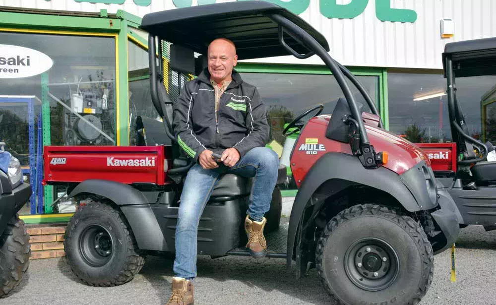 Gérard Le Branquet, commercial en matériel agricole et quad pour les établissements Agri Bannalec sur un petit transporteur à benne. - Illustration 60 % des agriculteurs équipés d’un quad