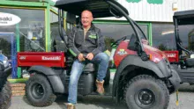 Gérard Le Branquet, commercial en matériel agricole et quad pour les établissements Agri Bannalec sur un petit transporteur à benne.