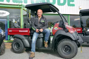 Gérard Le Branquet, commercial en matériel agricole et quad pour les établissements Agri Bannalec sur un petit transporteur à benne.