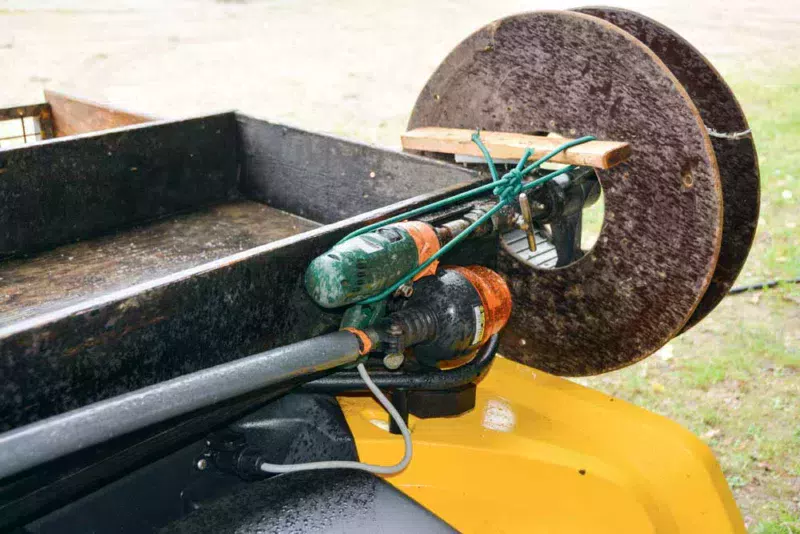 En récupérant une visseuse de 12 volts, l’éleveur a fabriqué un enrouleur électrique à 2 vitesses.