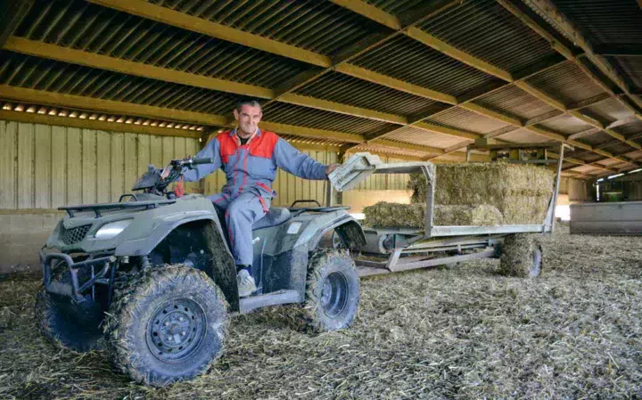 Pascal Nicolas utilise un quad Suzuki de 400 cm3 en 4 roues motrices et avec boîte de vitesses.