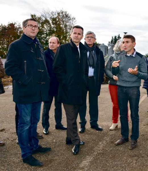 François Trubert (à droite) a expliqué le fonctionnement de son installation de méthanisation aux élus de Rennes Métropole.