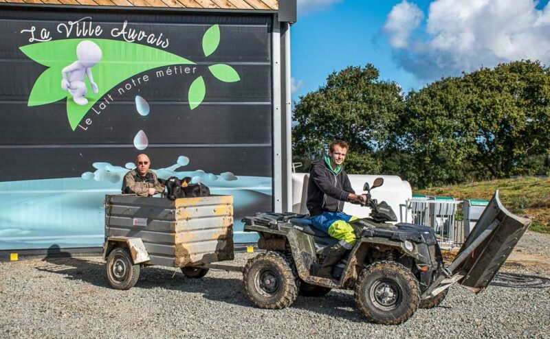 Au Gaec, le quad sert tous les jours. « Comme pour déplacer facilement un veau d’un endroit à un autre », expliquent Yves Allé et Arthur Bougeard. A l’avant, la nouvelle lame pour repousser la ration plusieurs fois par jour dispose d’une bande de caoutchouc pour ne pas abîmer la résine de l’auge de la nouvelle stabulation.