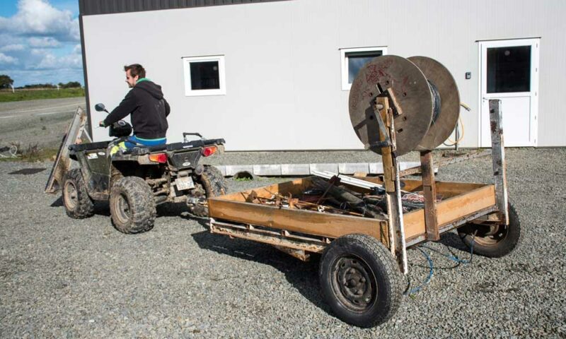 Un plateau de caravane a servi à bricoler cette remorque pour les clôtures. Les piquets sont rangés dessus et un enrouleur installé pour tirer facilement le fil.