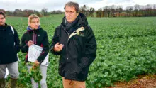 Gilles Sauzet et Florence Ferret ont expliqué les modalités de l’essai de colza associé à différentes légumineuses.