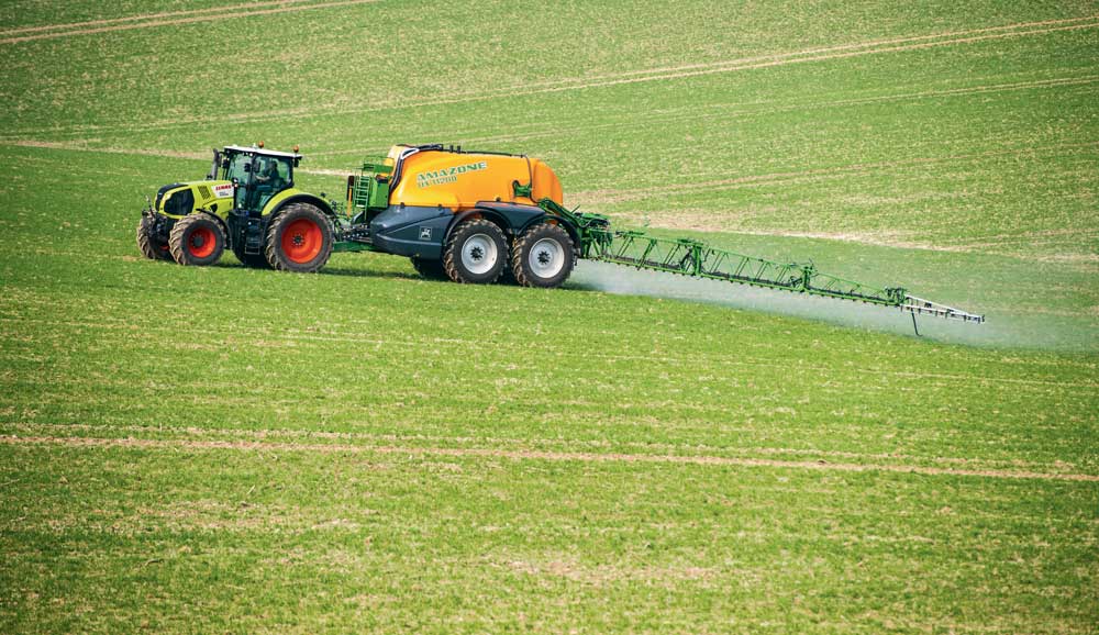 claas_dx-desherbage-pulverisateur-phyto - Illustration L’Inra cache ses difficultés sur la diminution des pesticides en communiquant sur l’agroécologie