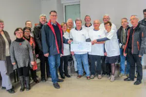 Remise du chèque par Daniel Mazé, président de Terre de Vie, à Charcot 29.